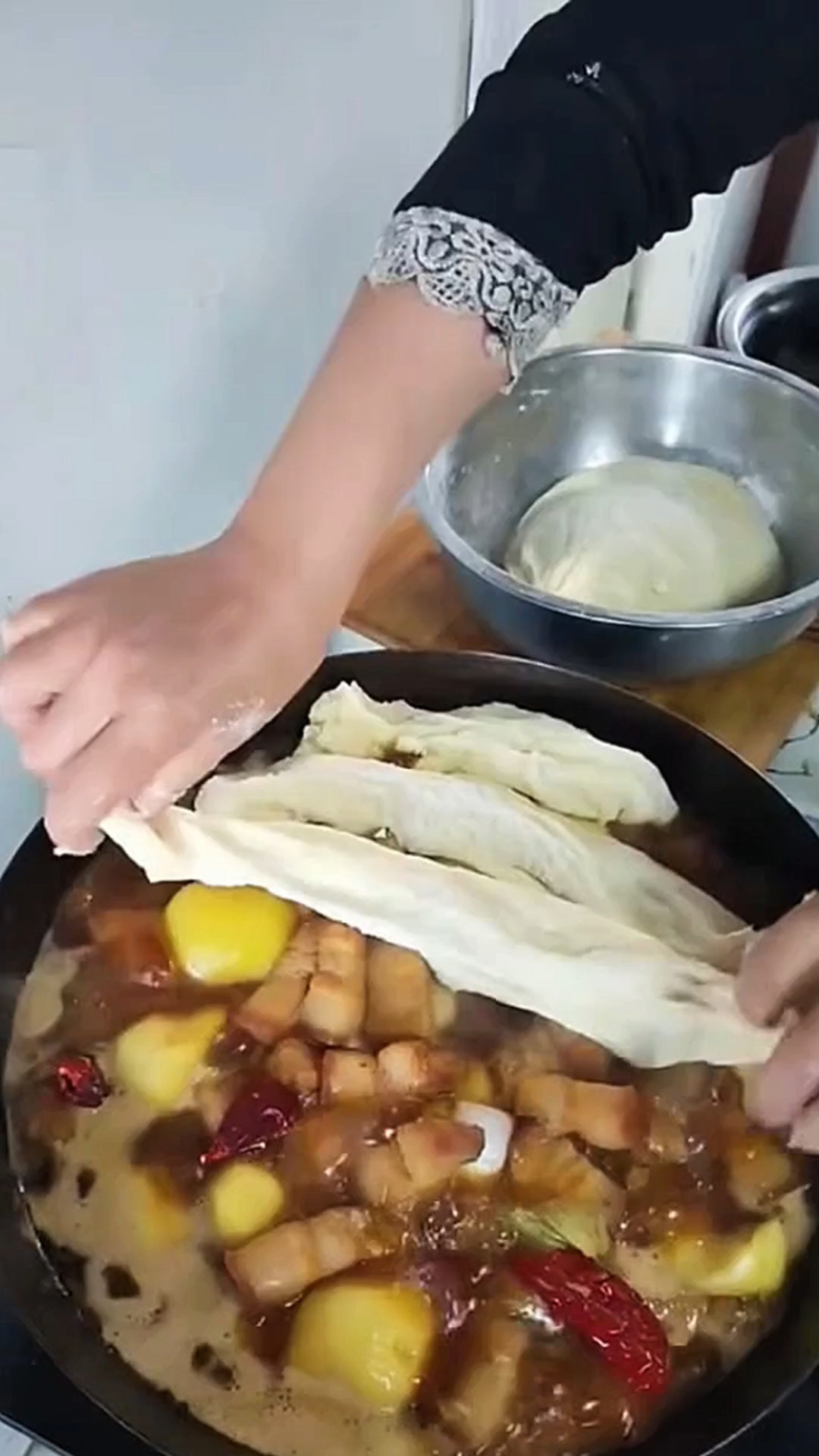 红烧肉上蒸长馒头嘎嘎好吃