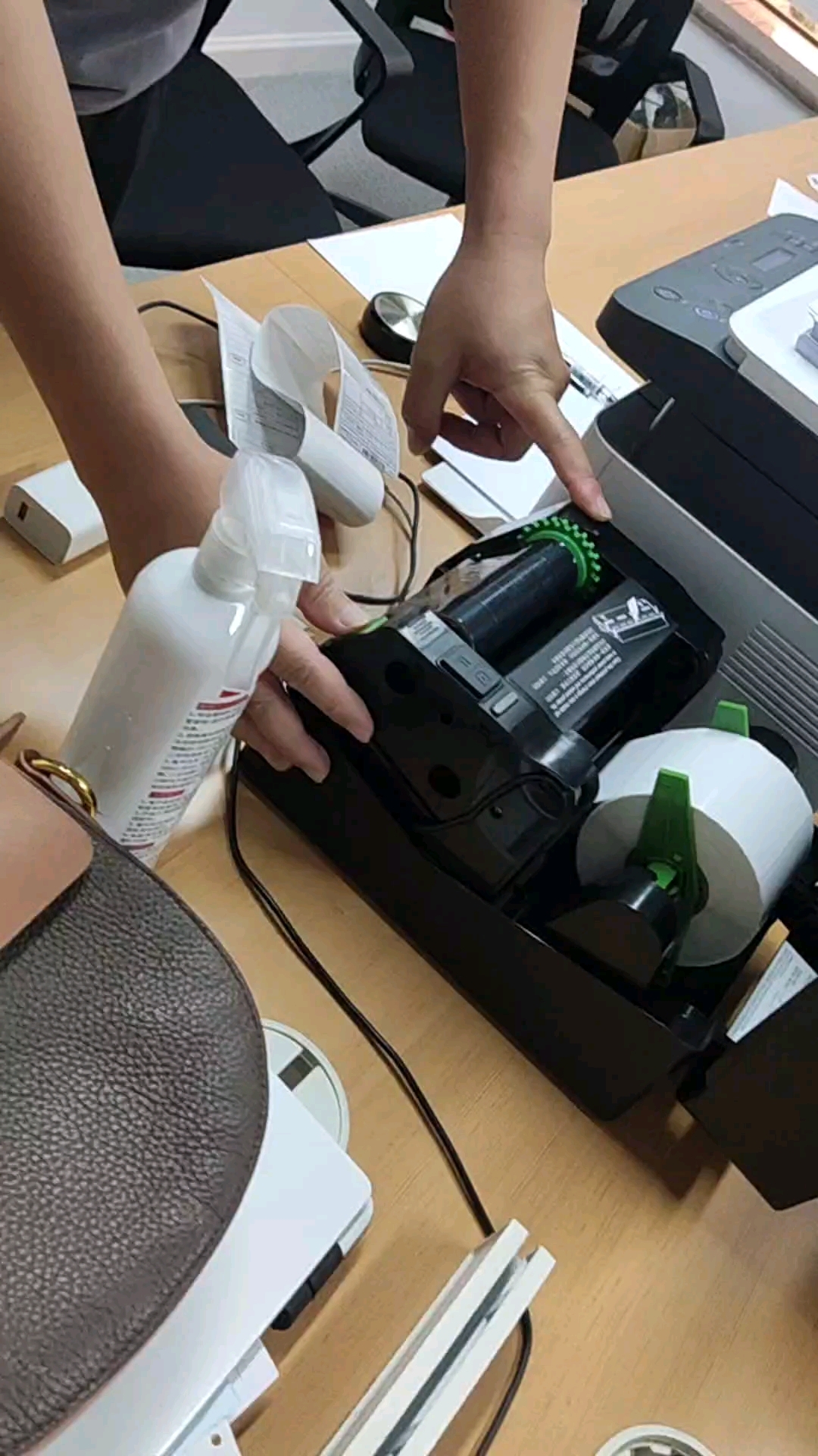 标签打印机如何换纸,实操来了