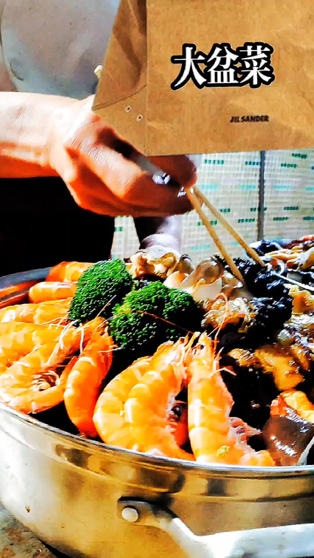 大盆菜选料很讲究,大厨现场制作,广东大盆菜舌尖美食