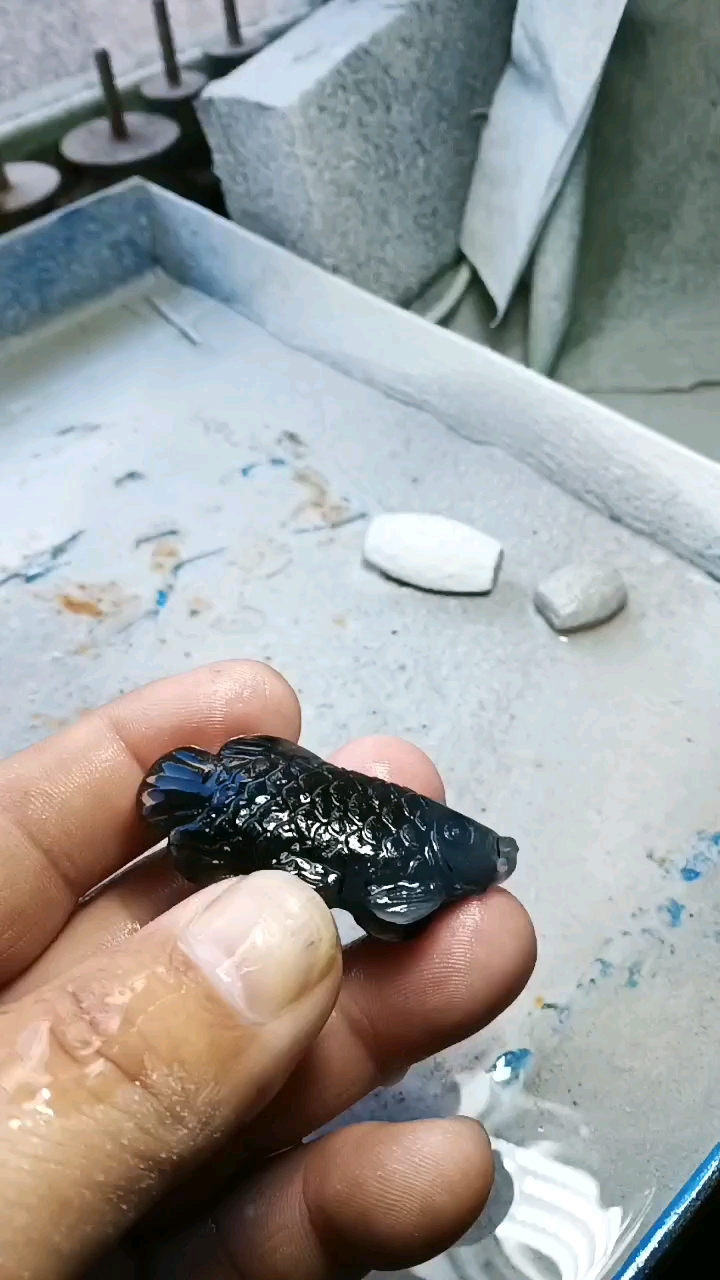 雕刻一条玛瑙的小金龙鱼