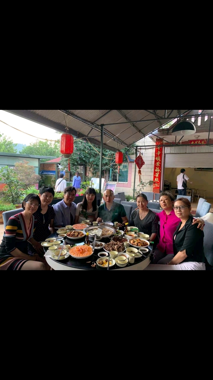 昆明的家人们你知道吗在富民县有一个开了二十三年的虹鳟鱼火锅店