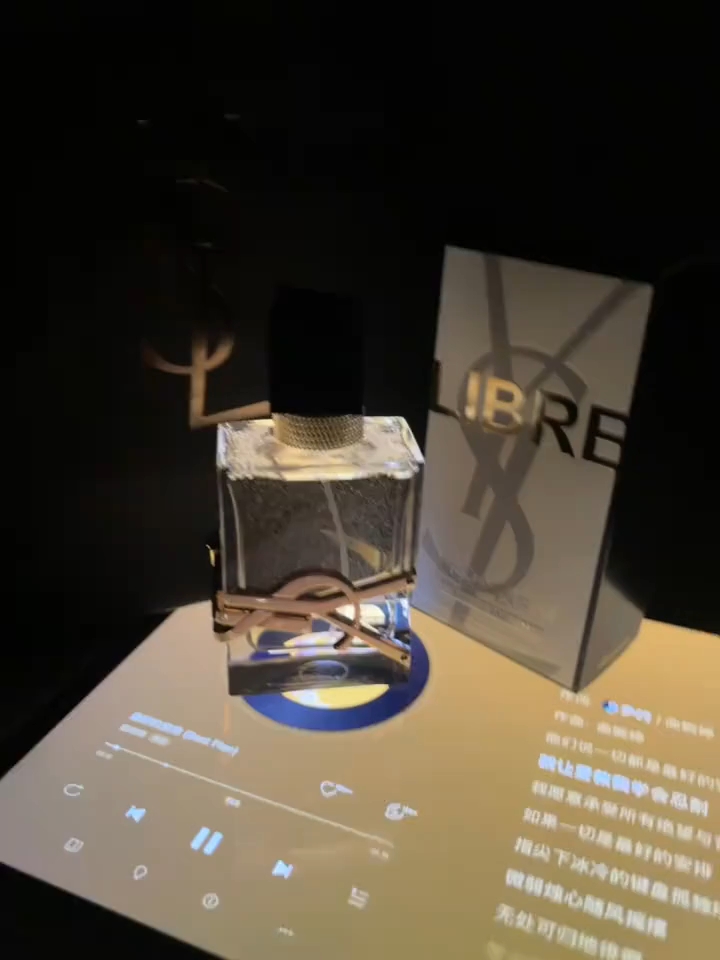 之所以偏爱圣罗兰,因为它的广告语是