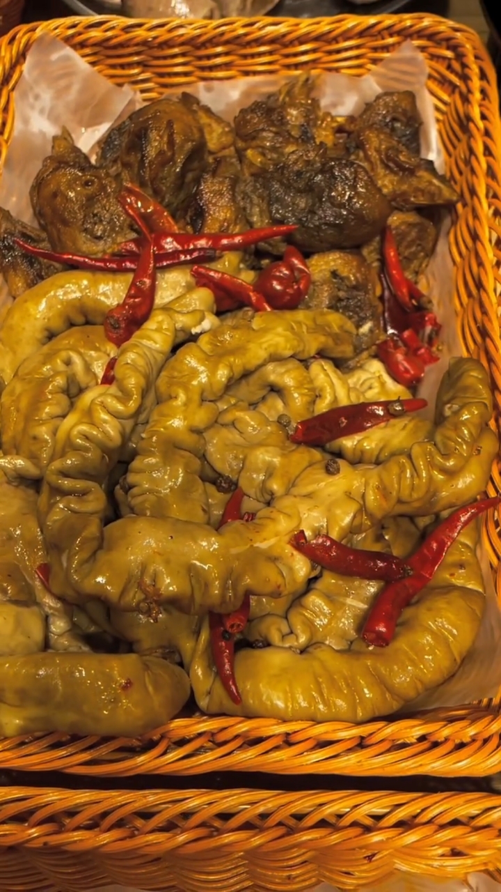 郑州北郊田园路上吃个夜市,大肠猪蹄和叫花鸡,点个虾尾配着地利