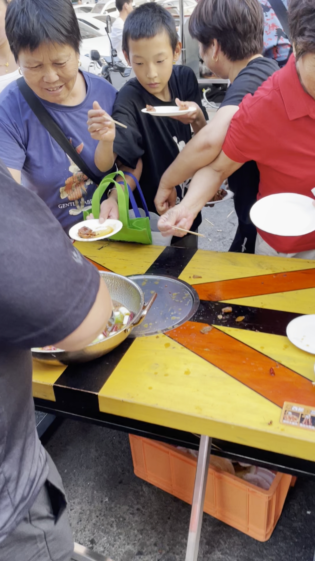 前几天西部来客大盘鸡周年庆,免费让大家品尝大盘鸡