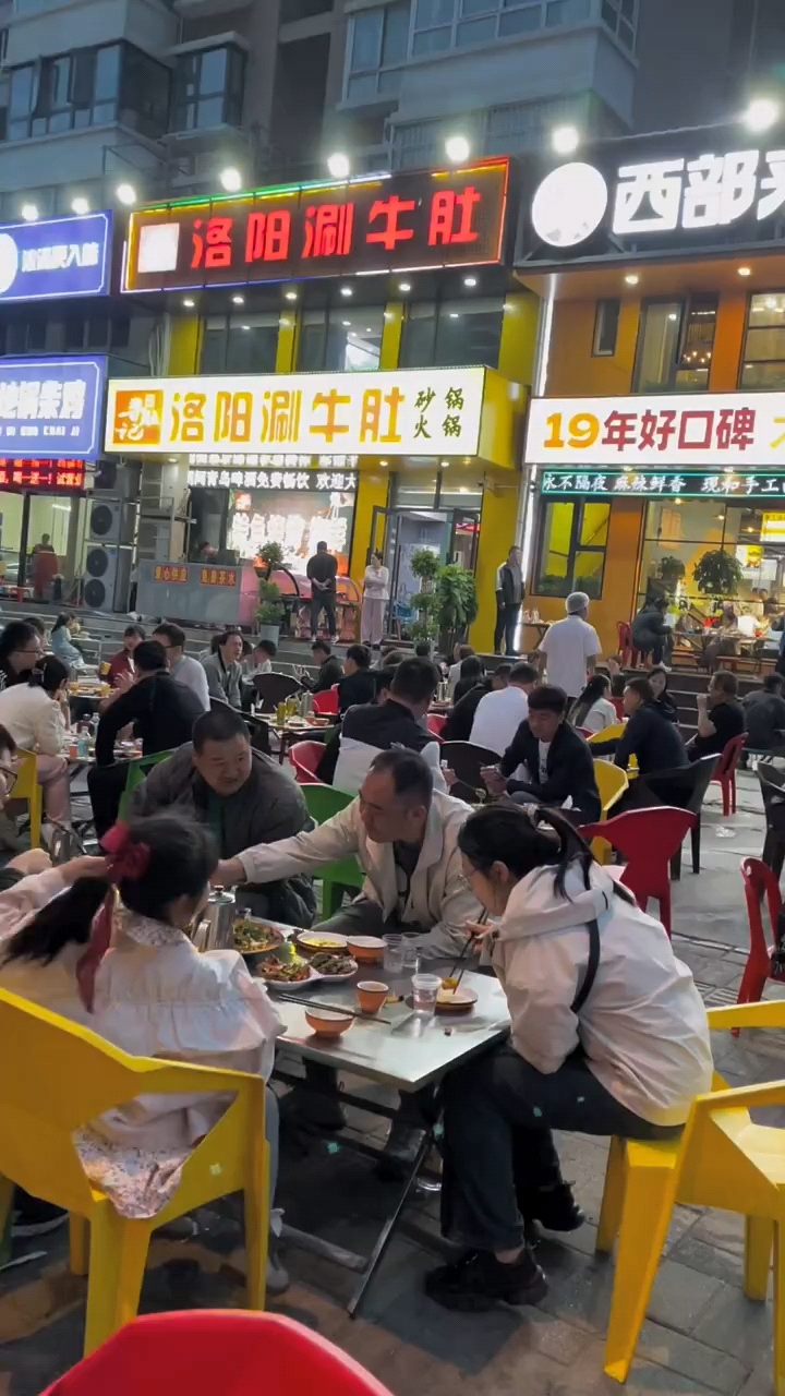 生意味道好不好,看看门口就知道,宏明路上吃个西部来客大盘鸡