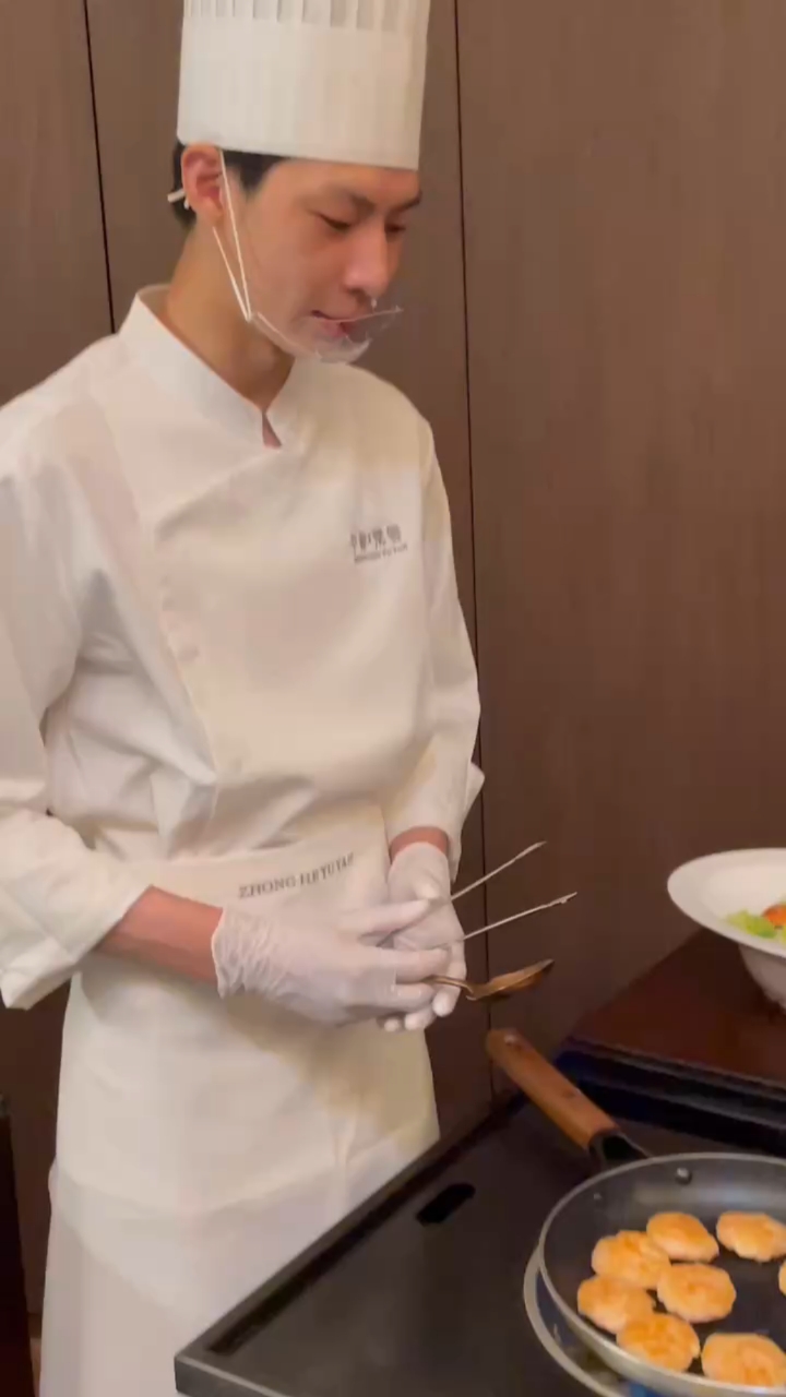 今天跑到北龙湖这边吃个龙虾饼,看看师傅怎么制作这个饼