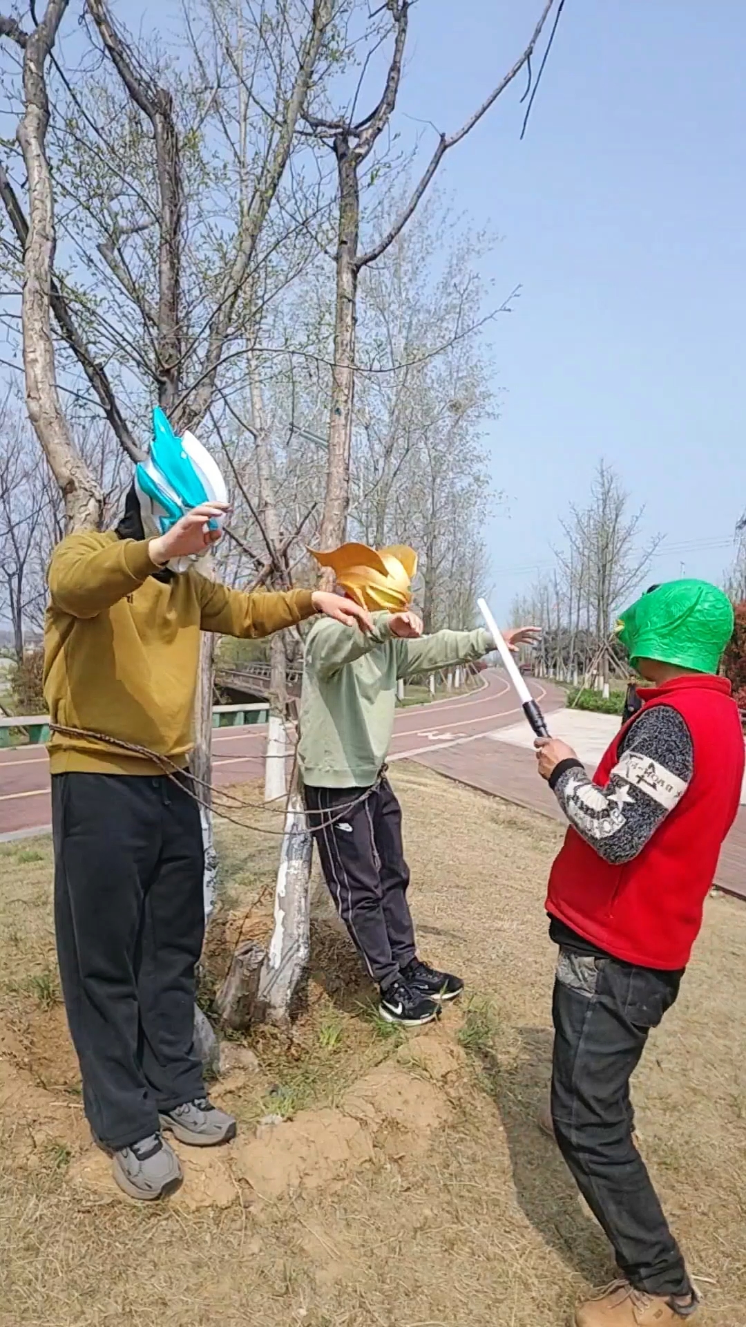 鱼头怪抓了两个奥特曼。#奥特曼#