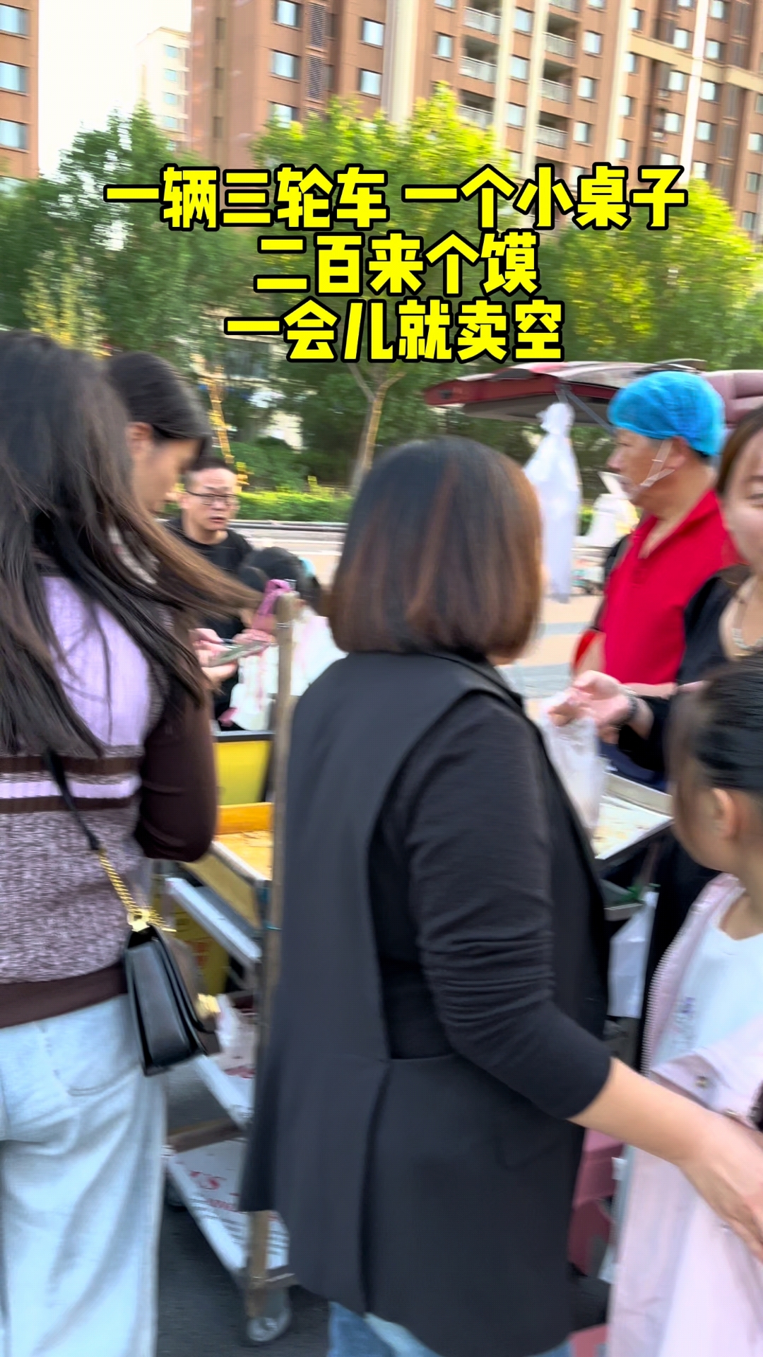 一辆小推车,二百来个馍,一会儿就抢空 #烤肉馍 #烧饼