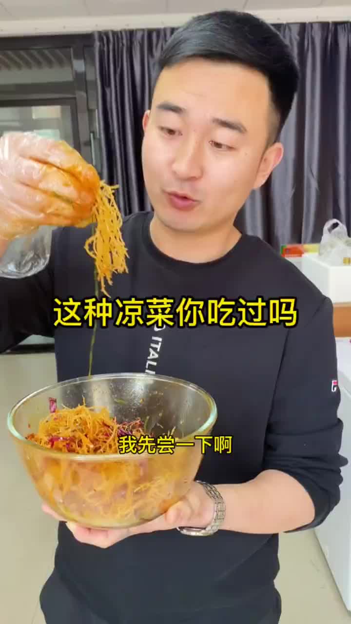 龙须菜学名石花菜.大海里一种可食用藻类.凉菜摊上都有.天气热