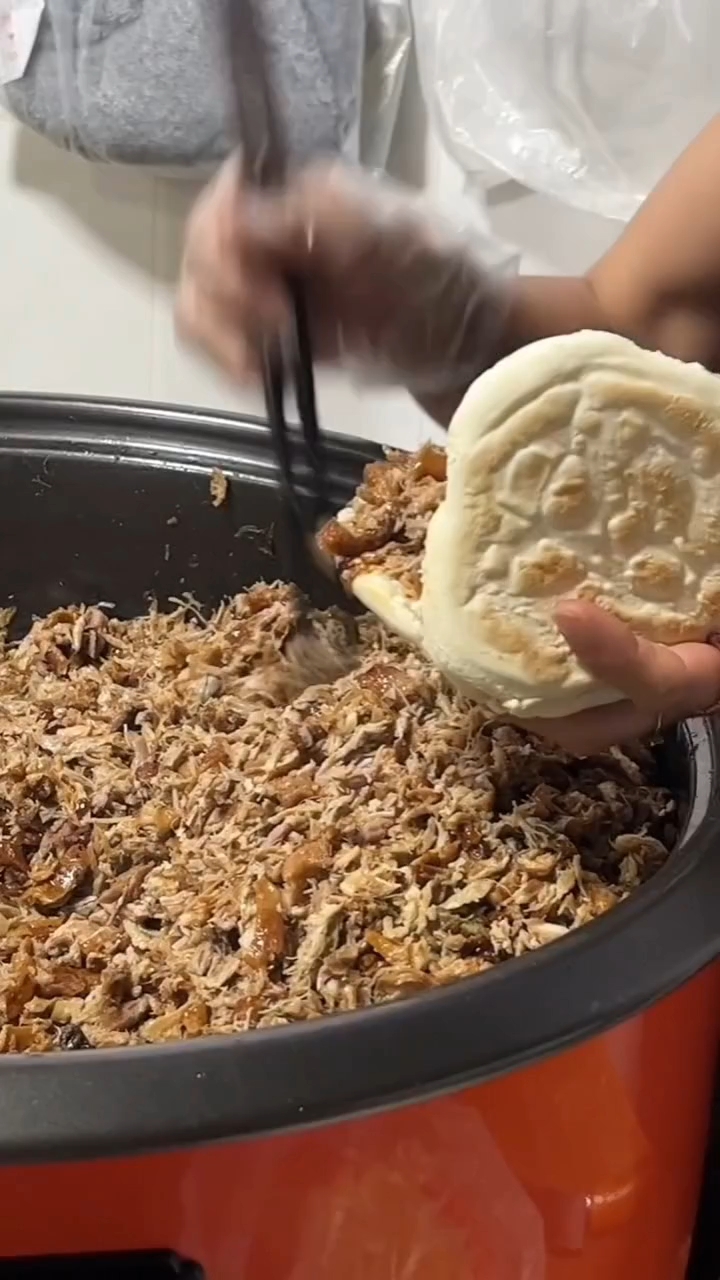 在纺织城小巷子里的鸭肉夹馍