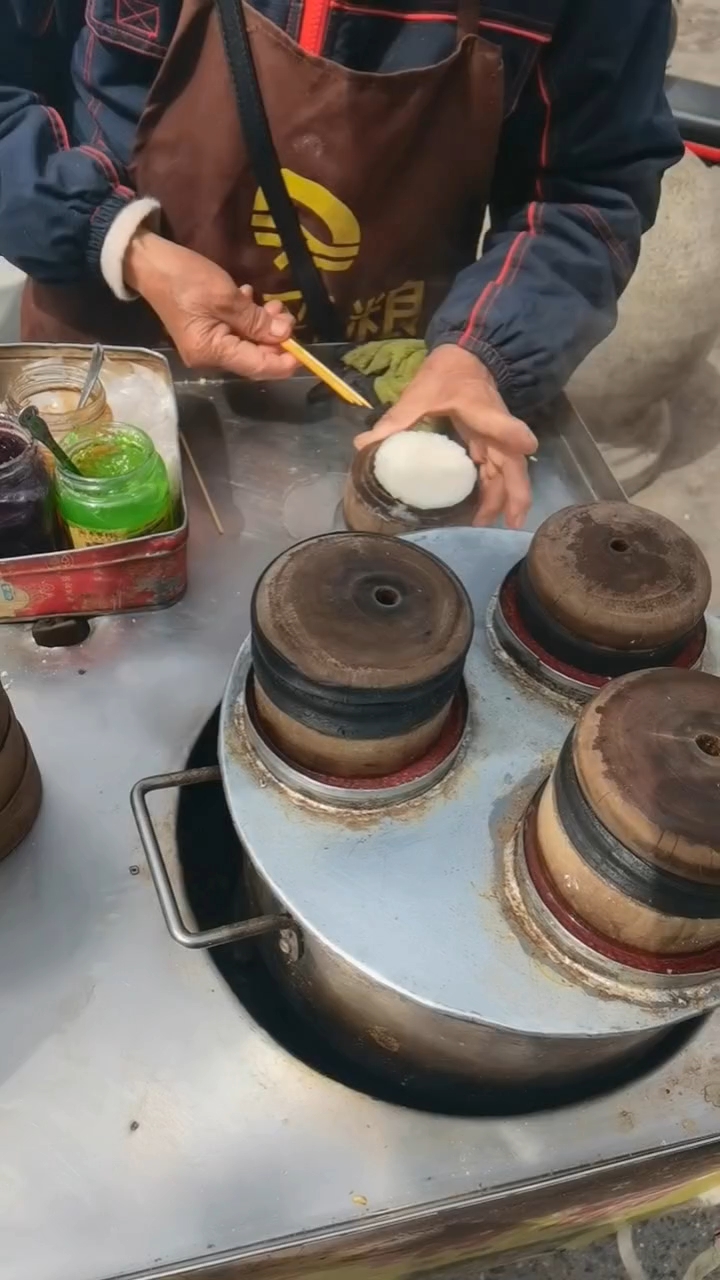 西安街边老奶奶卖的这叫桂花糕吗?挺好吃的