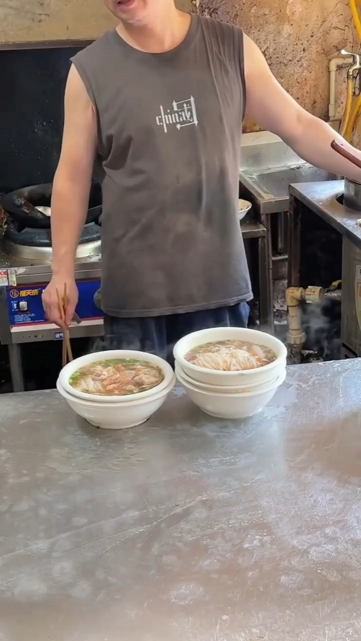 长沙最好吃的墨鱼炖肉粉