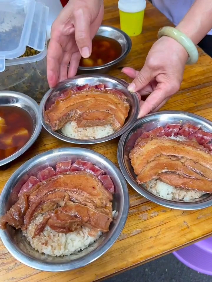 可惜你不来南宁,不知道扣肉糯米饭有多好吃!