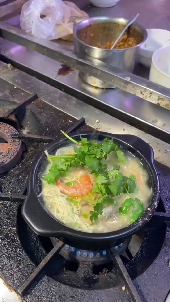 砂锅鸭肉面,吃了会上瘾!