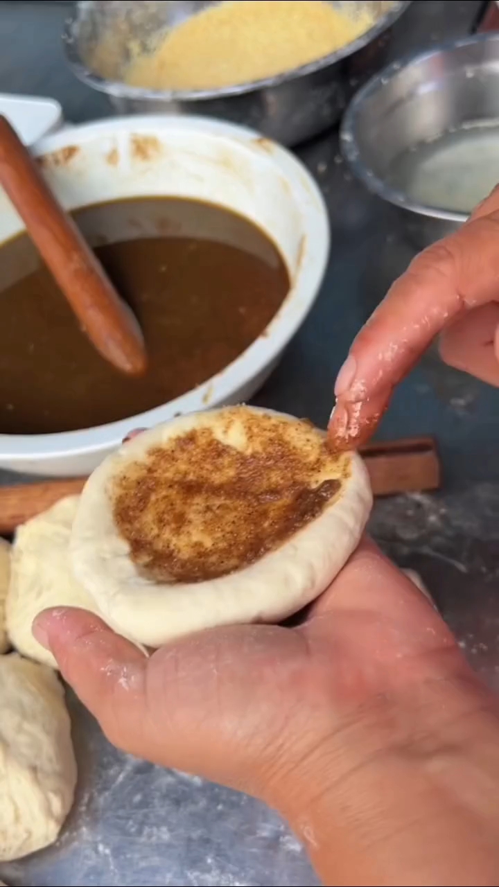 河南特色五香烧饼,传统街边小吃民权烧饼