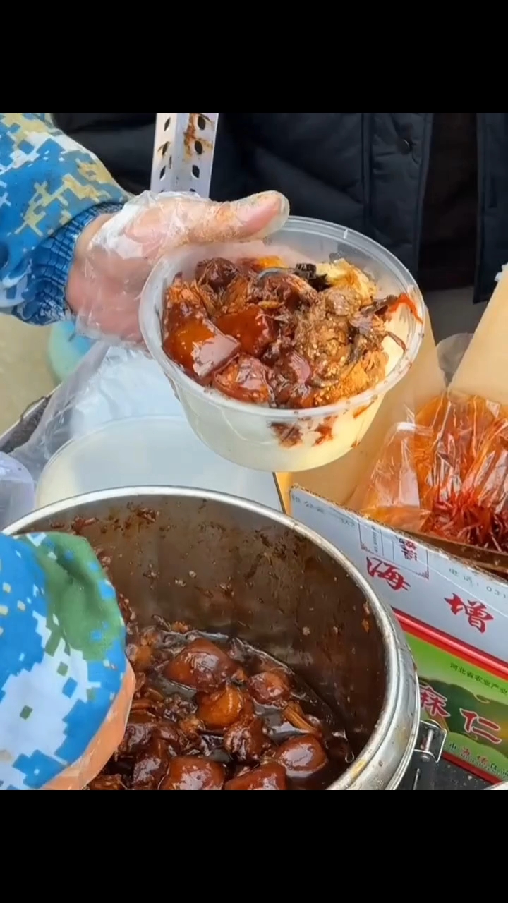 沈阳街边的12r一份红烧肉盖饭！足量超级多