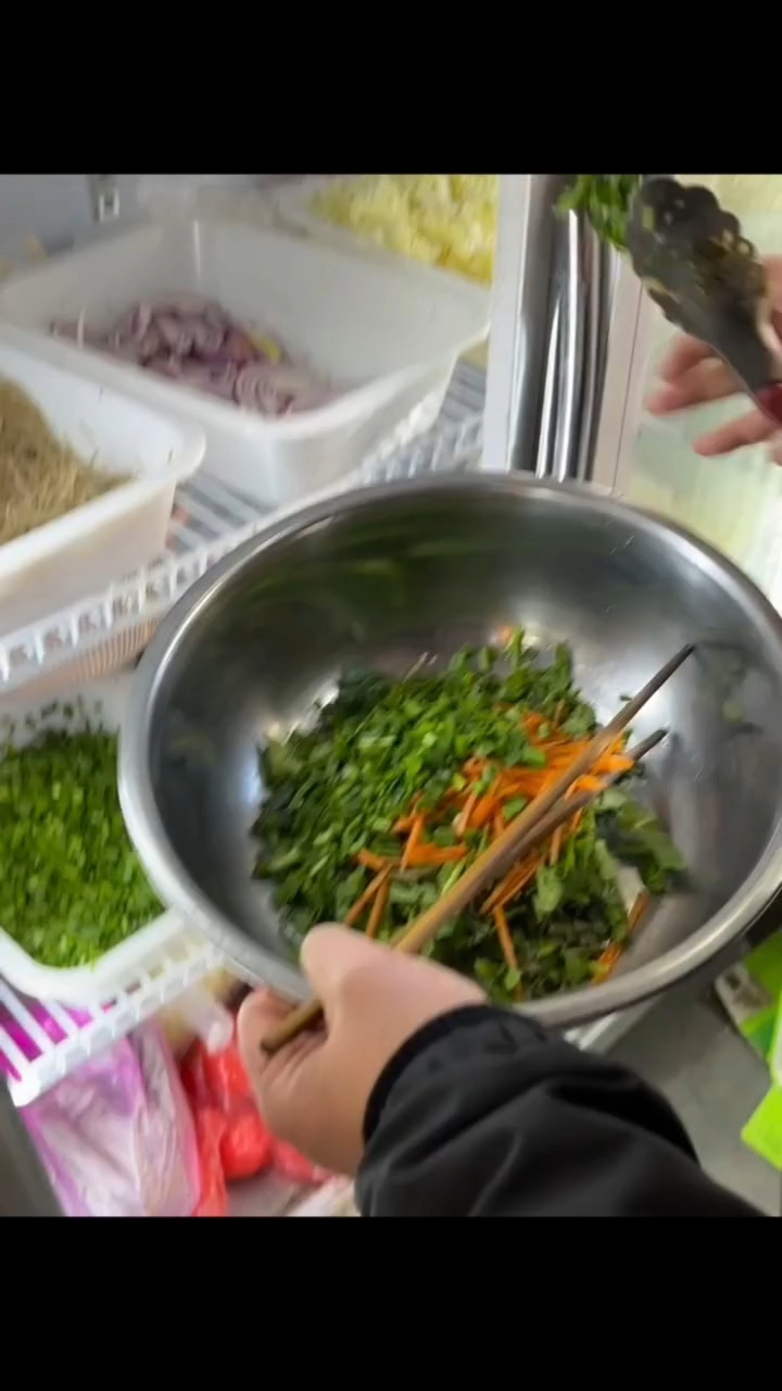 徐州!!用大盆装的菜煎饼!!!简直太绝了