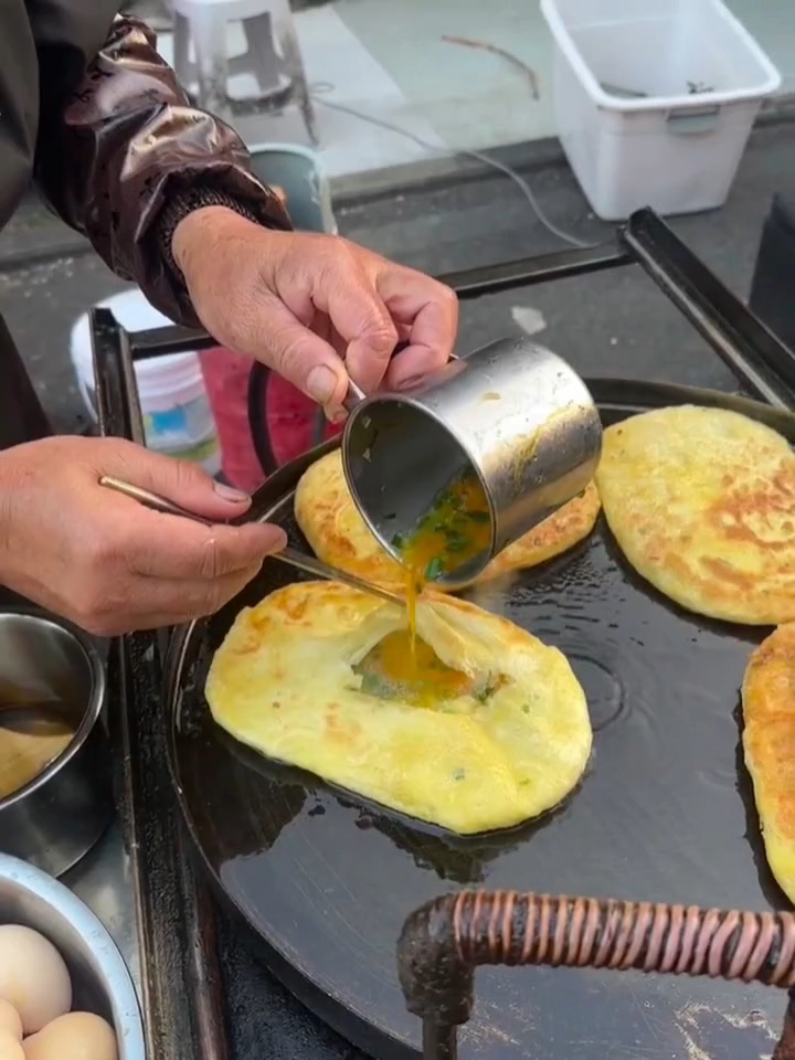 吃不吃合肥街头五块钱一个的烤炉鸡蛋灌饼