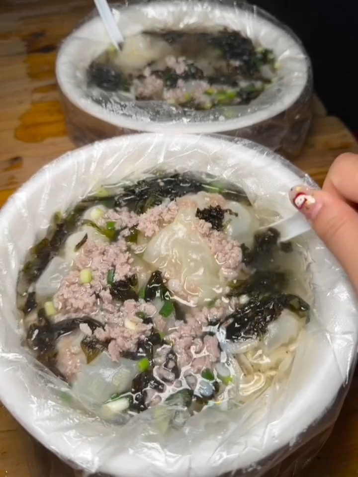 终于吃到了温州深夜街头敲敲馄饨～好好吃!