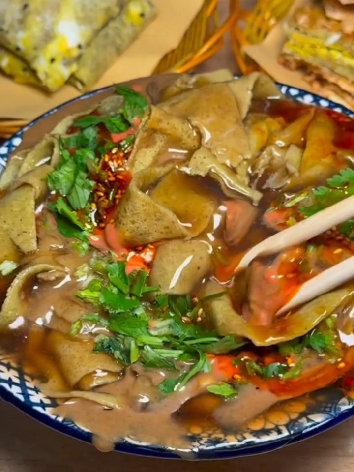 在石家庄老小区里找到了开了30多年的锅巴菜