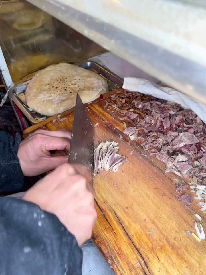 邯郸街头20多年的深夜食堂!驴肉卷饼!