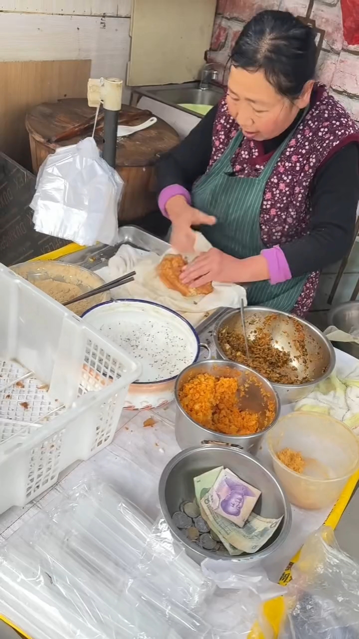 在九江也有特色早点糯米包油条