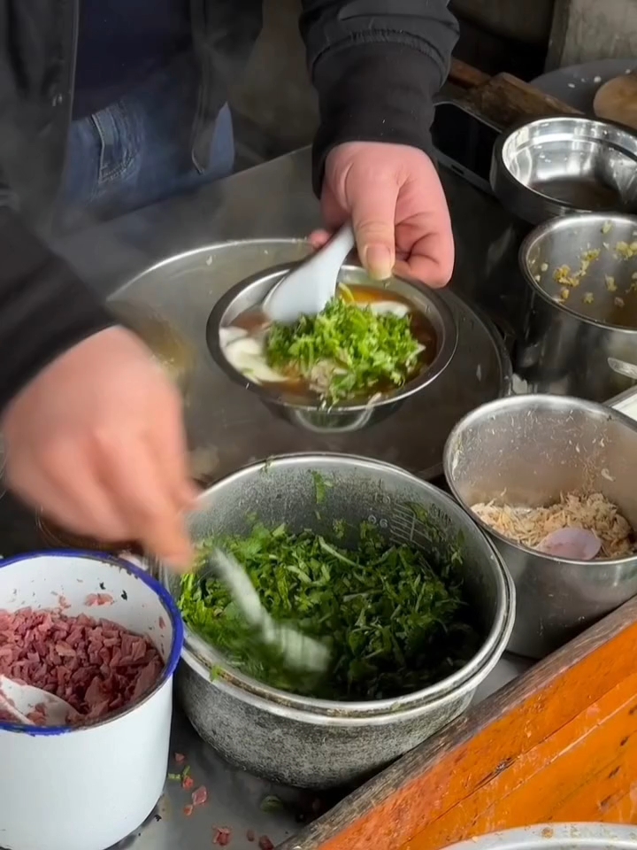 老式无锡人的早餐:鸡子大饼蘸荤汤豆花