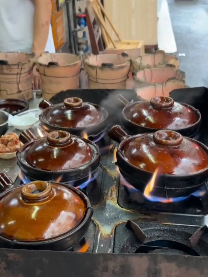 广西梧州,巷子里开了几十年的柴火煲仔饭～