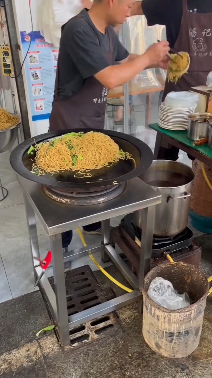 芜湖百吃不厌早餐一碗热的鸭血汤＆卤味浓厚的平锅炒面