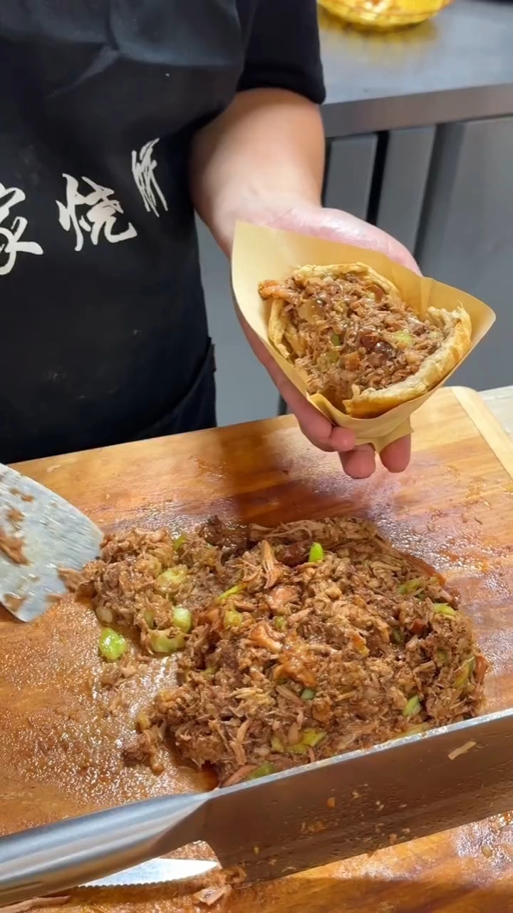 张家口的早餐也太硬核了！！坛子肉烧饼真的香