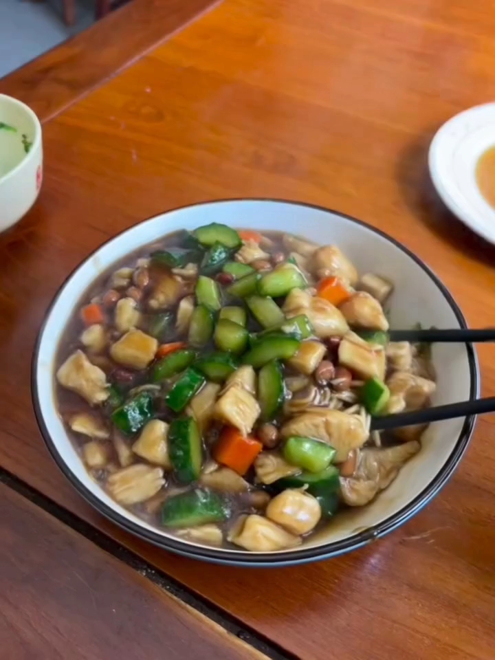 被这一碗宫保鸡丁拌面香迷糊了