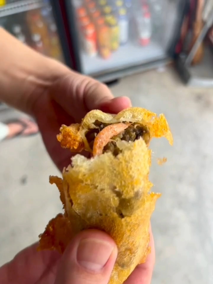 吃不吃潮汕街边2元一个的炸春卷! 酥酥脆脆的真的好好吃!