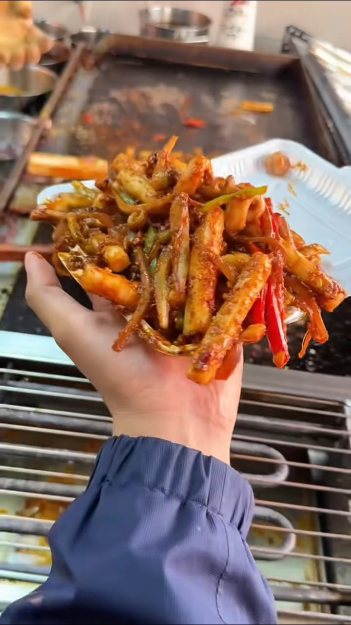 太原!!街边小摊吃到的,铁板鱿鱼炒年糕这搭配也太牛了