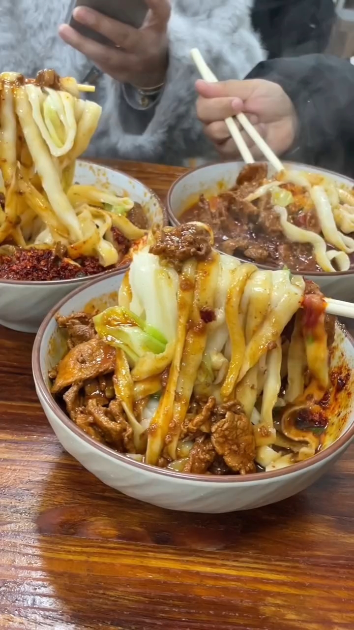 谁能拒绝这一碗四合一加肉刀削面啊。。。