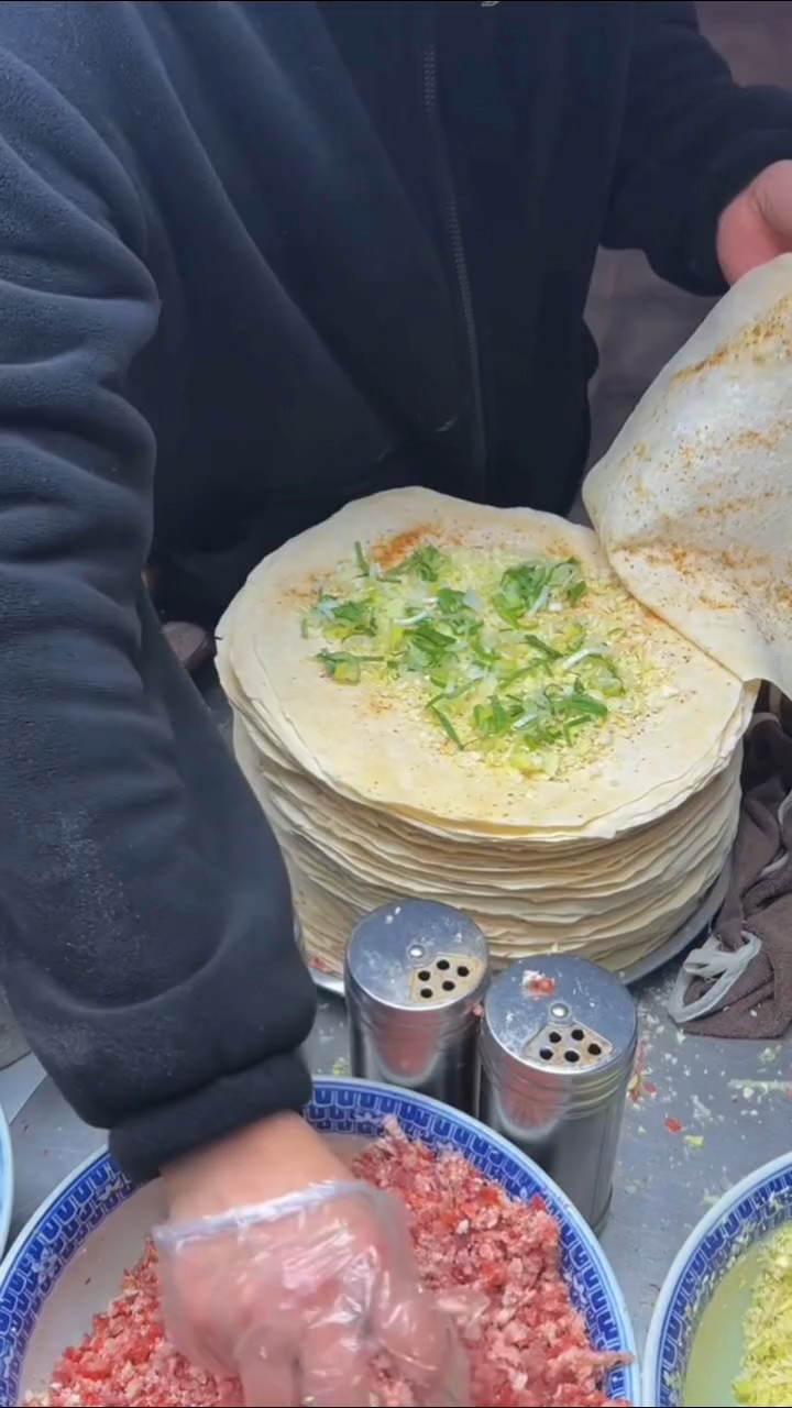 开封鼓楼夜市上的特色小吃羊肉炕馍,刚出锅,超级好吃
