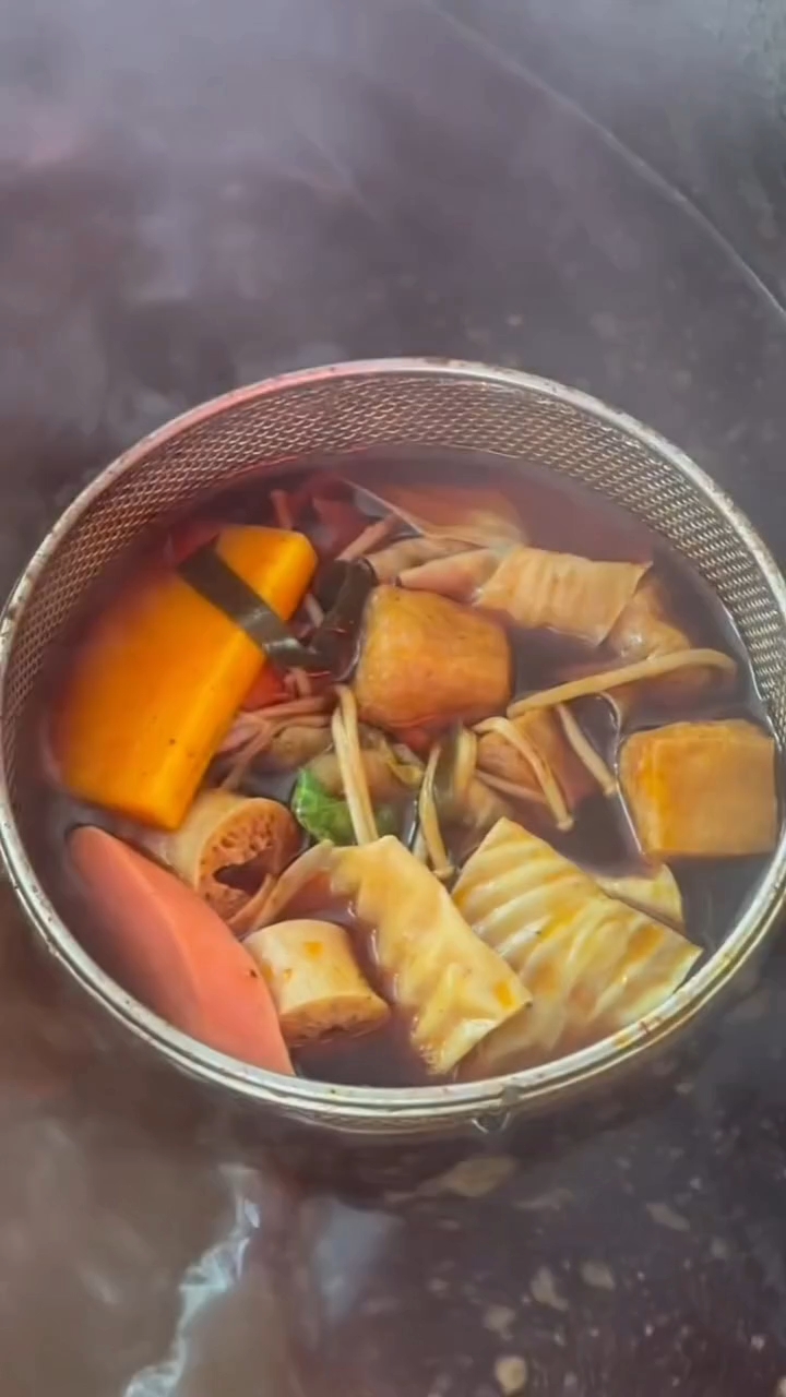 今天在昆明吃到了一家好好吃的：酸辣粉。。。