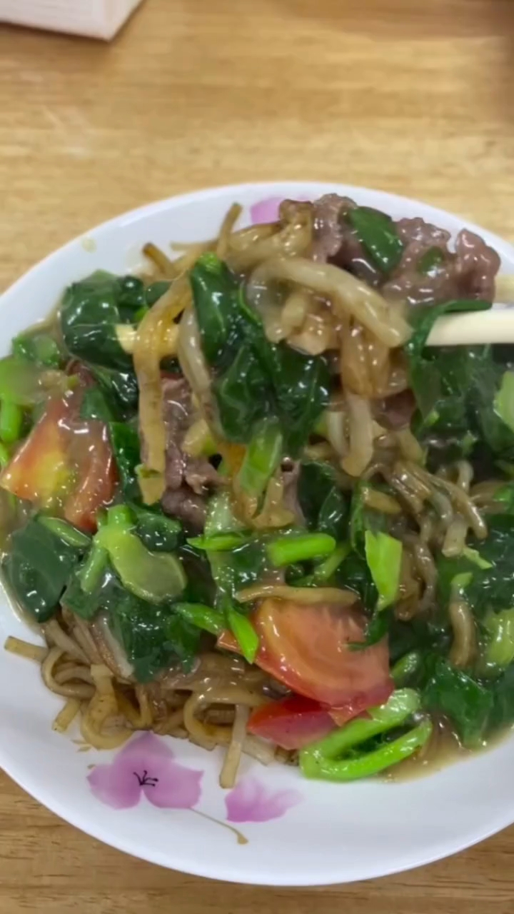来到潮汕怎么能不吃一碗烫嘴的湿炒牛肉粿条