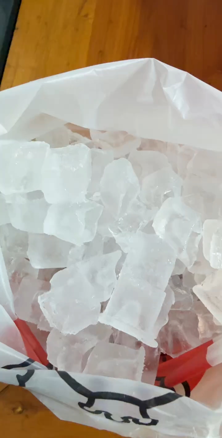 #回炉奶茶冰 #蜜雪冰城奶茶冰 #奶茶冰嘎嘣脆的纯冰冰块