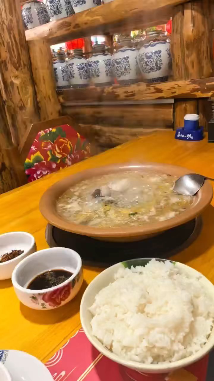 **酸菜血肠白肉砂锅,香迷糊了!**