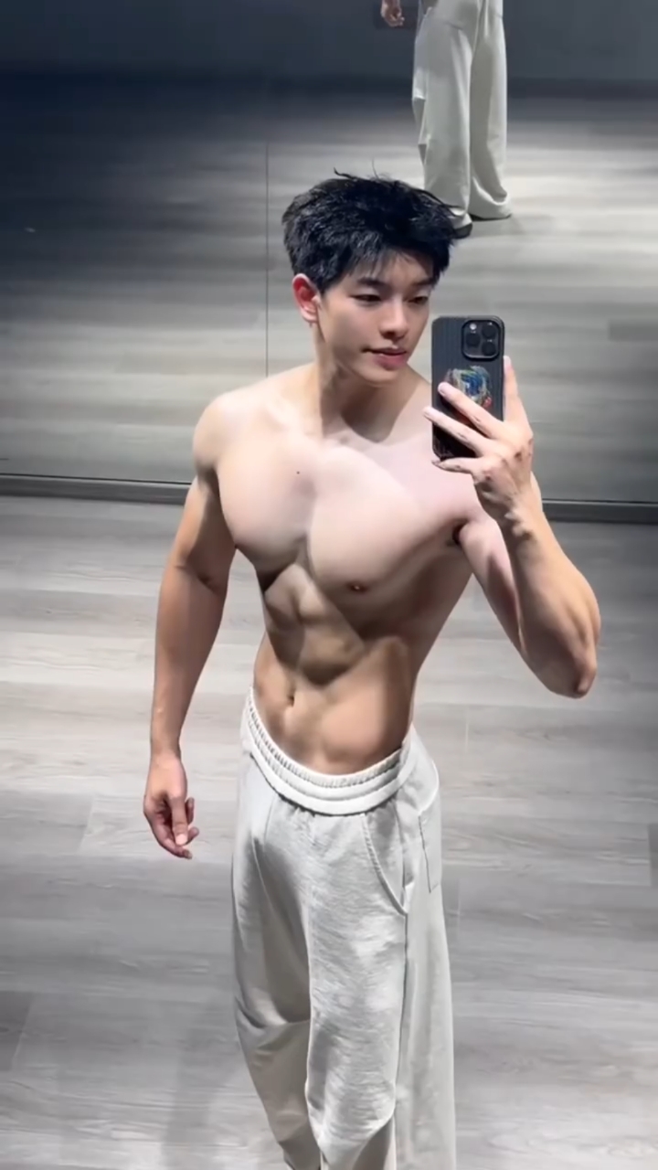 宽肩窄腰+肌肉线条，他健身的每一秒，都在撩拨我心弦！