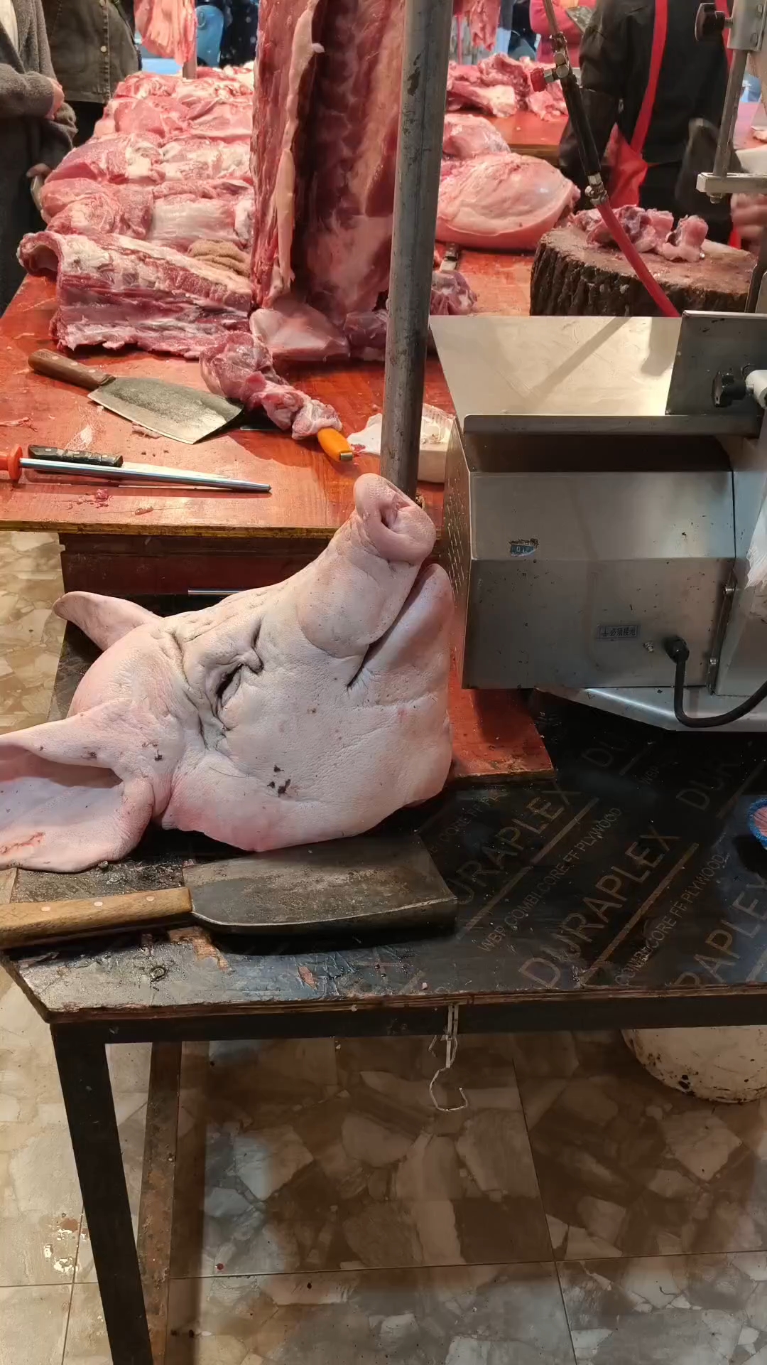 剔一个400斤的太湖猪的猪头