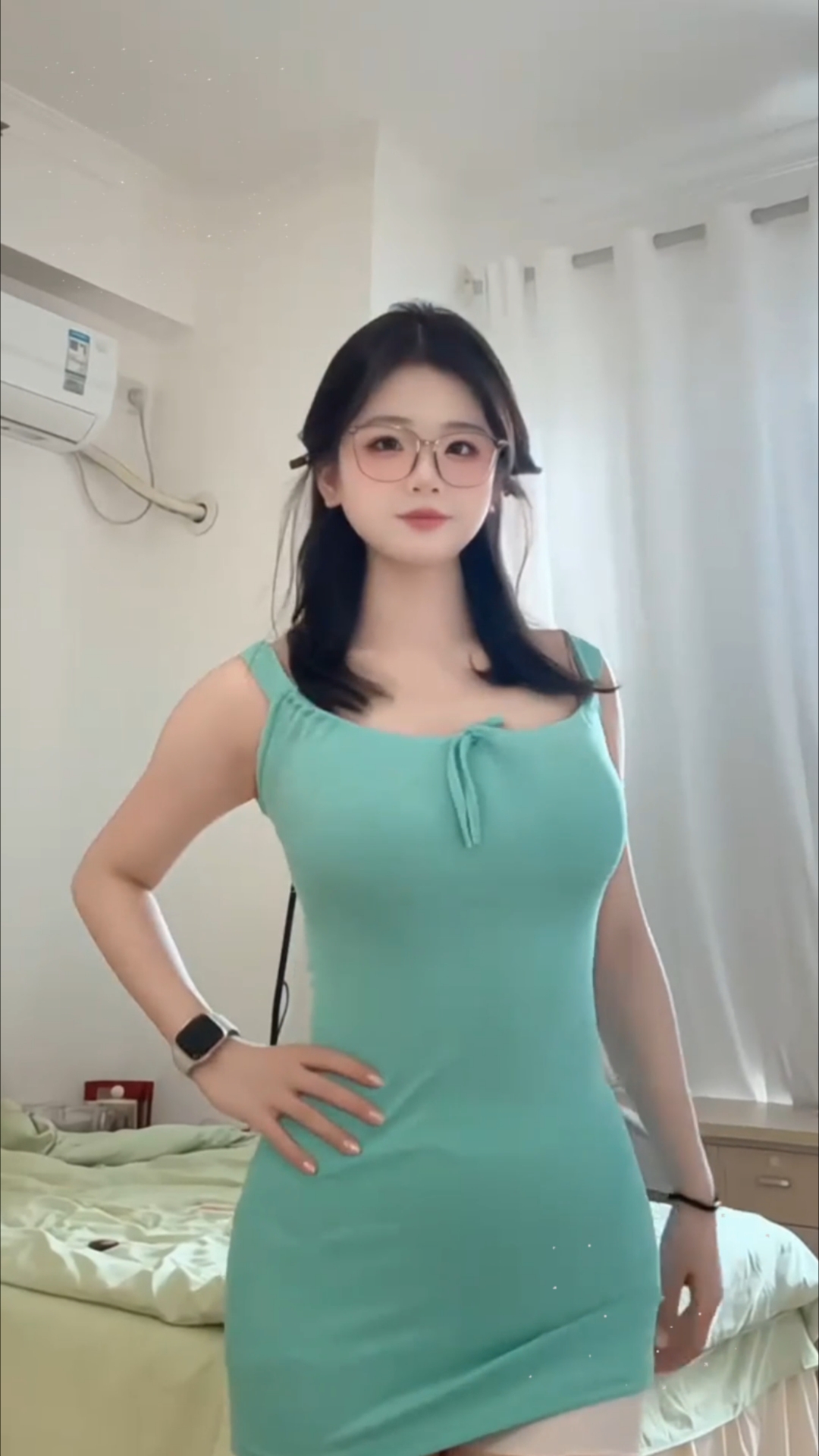 戴眼镜的少女穿绿裙，这腿型是真实存在的吗？#美女# #好身材# #性感美女# #跳舞# #