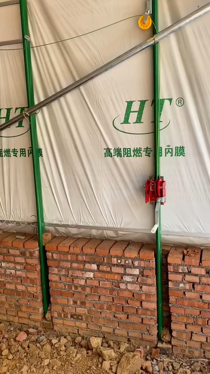 蛋鸡养殖大棚建设两侧全封闭安装通风小窗口