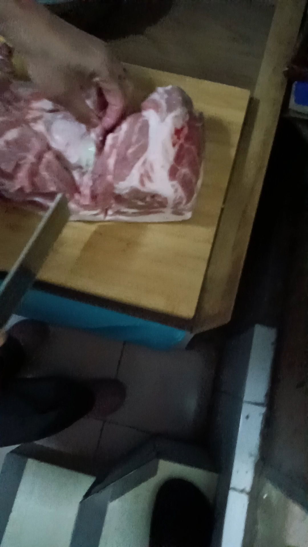 昨天超市买了8斤大肉,加工切块时发现肉内长着鸭蛋大的瘤子。