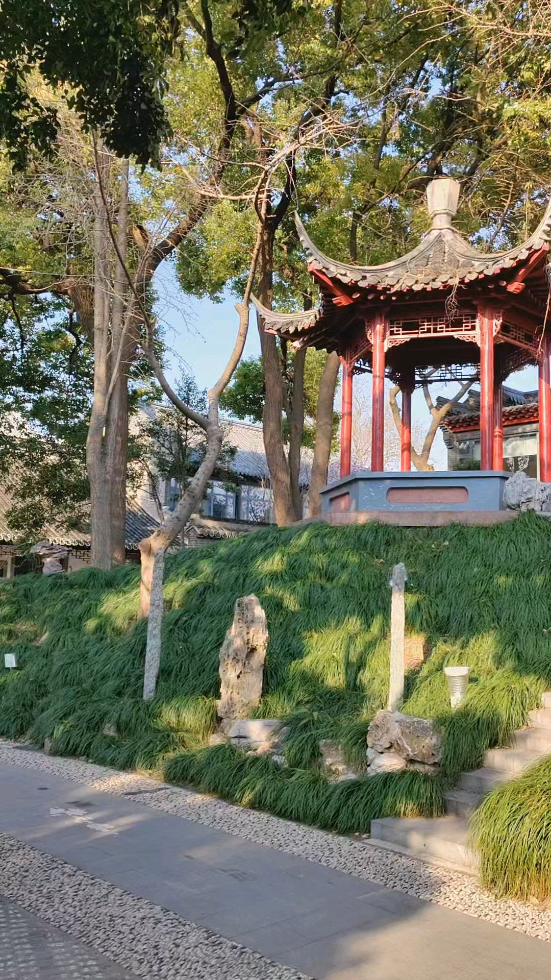 扬州萃园城市大酒店是园林式酒店,其餐饮“揽萃阁”包房古朴典雅