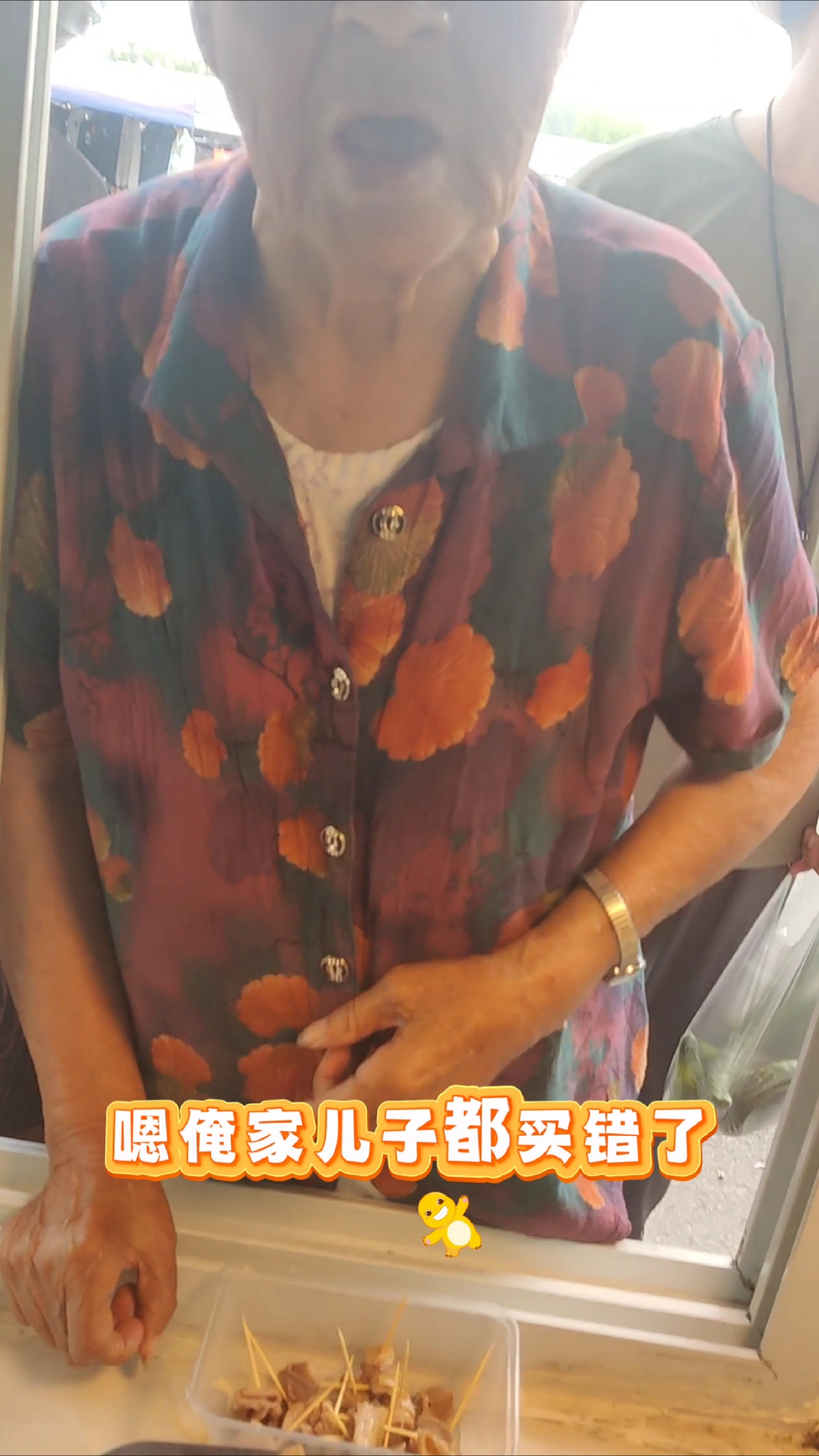 在安徽淮北市杜集区高岳菜市场,摆摊卖猪蹄盐水鹅
