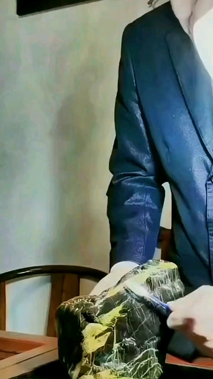 一方仿若齐白石虾趣图与观赏石文化韵味的美妙画幅。