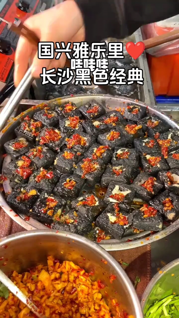 #上热门 臭豆腐天花板,来看老板上手法,臭豆腐都惯满高汤蒜酱