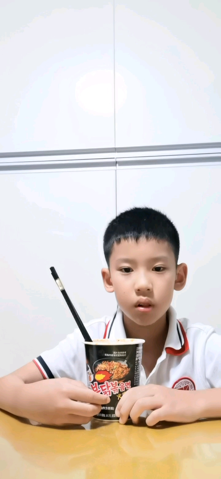 今天我们要来吃一个三养的火鸡面,不知道辣不辣