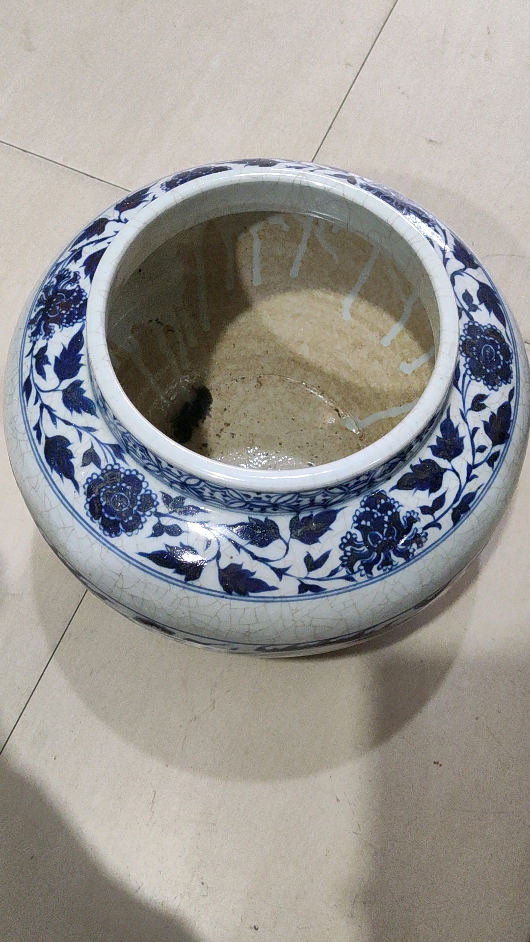 以前腌咸菜用的坛子。